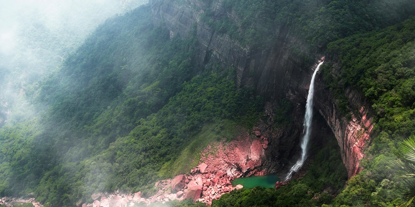 Nohkalikai Falls is yet another amazing attraction near Kynrem Waterfalls, Cherrapunji.