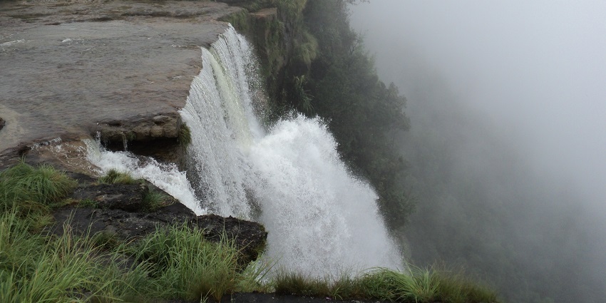 A breathtaking view of the majestic Nohsngithiang Falls for every traveller to witness.