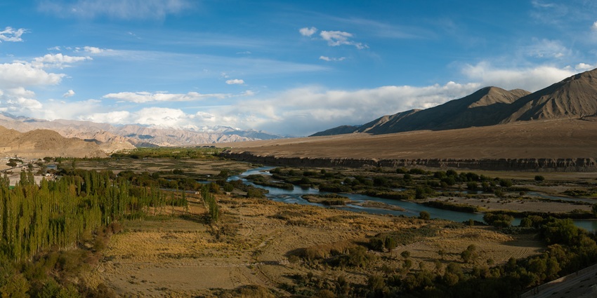 A picture of a majestic viewpoint near the Limber Wildlife Sanctuary with a stunning mountain range in background