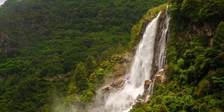 Capture photos of the Nuranang Watеrfall with its mesmerising sights and green surroundings