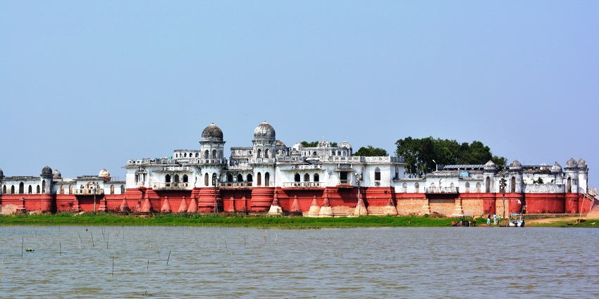 Nееrmahal Palace, a brеathtaking watеr palacе, is a uniquely structured attraction.