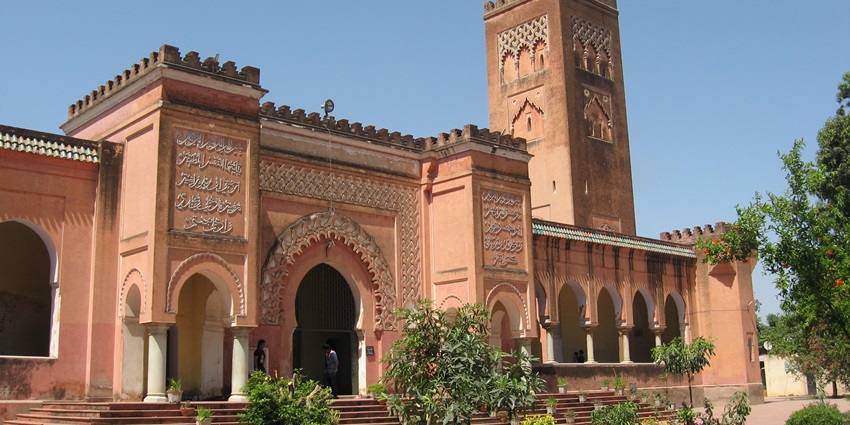 Odathil Palli is one of the top mosques in Kerala with elaborate wood carvings