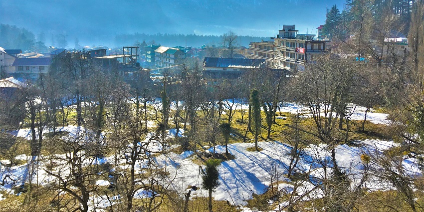 Old Manali pictures the serene landscapes with bohemian cafes and beautiful cottages.