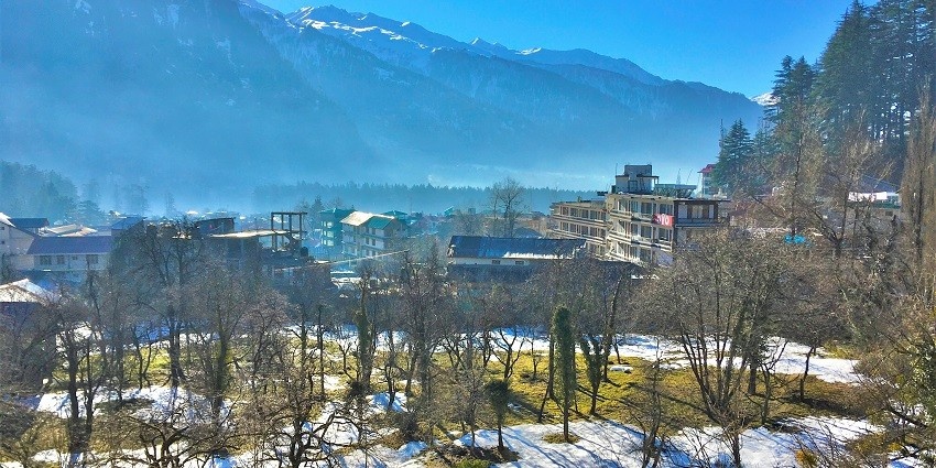 Enjoy the mesmerising views of snow-capped peaks and stunning green valleys in Old Manali.