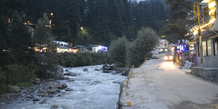 Old Manali Street is a serene side of Manali with pretty cafes, street shops and handicrafts.