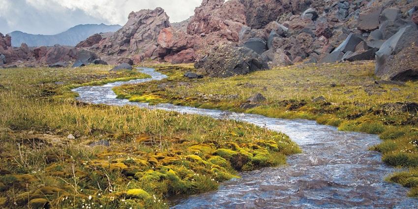 Enthralling Pabbar river following through the rocky hills of the Hatkoti village