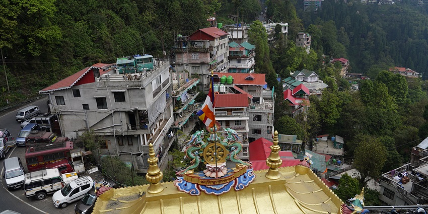 There are many factors to consider while visiting Dali Monastery like budget and tips.