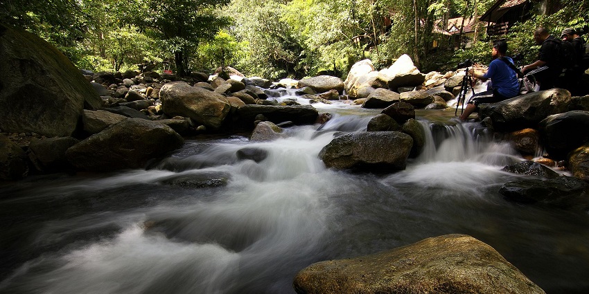 Tourists must consider a few important factors for visiting Mawlynnong Waterfall.