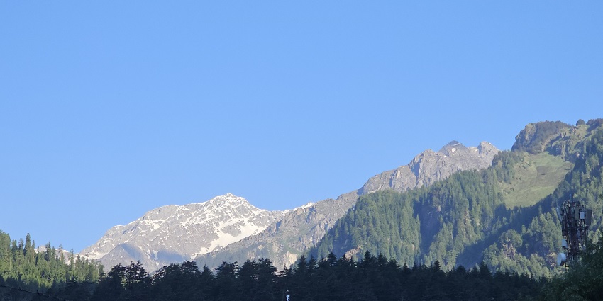 There are a few factors to consider while planning to visit monasteries in Manali.