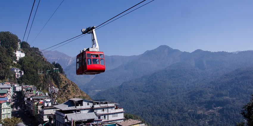 A mesmerising view of Gangtok ropeway, which is a must-try activity for travellers.