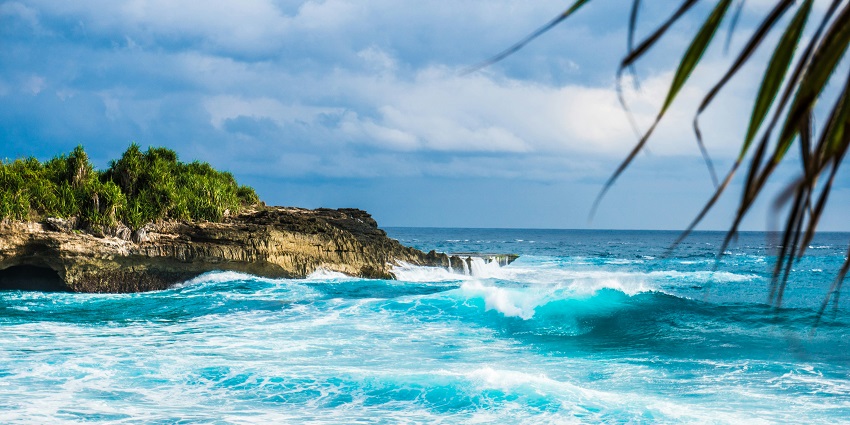 A breathtaking view of turquoise-blue waters and frothy waves of Otres in Sri Lanka.