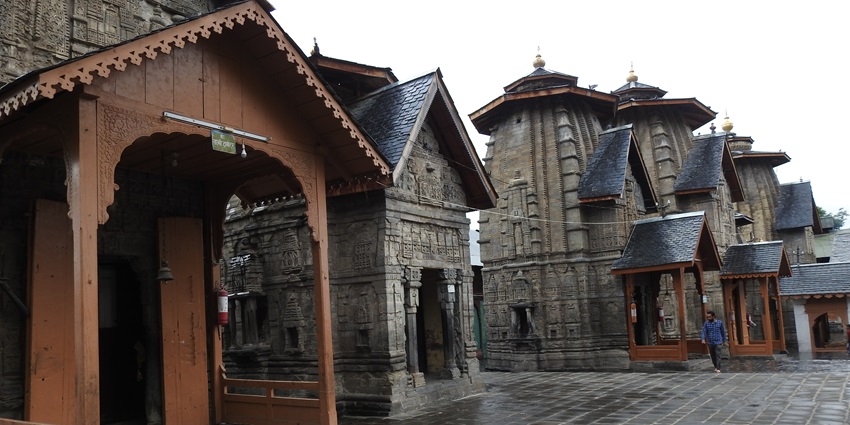 Many cultural rites and rituals are performed at this temple for pilgrims to witness and take part in