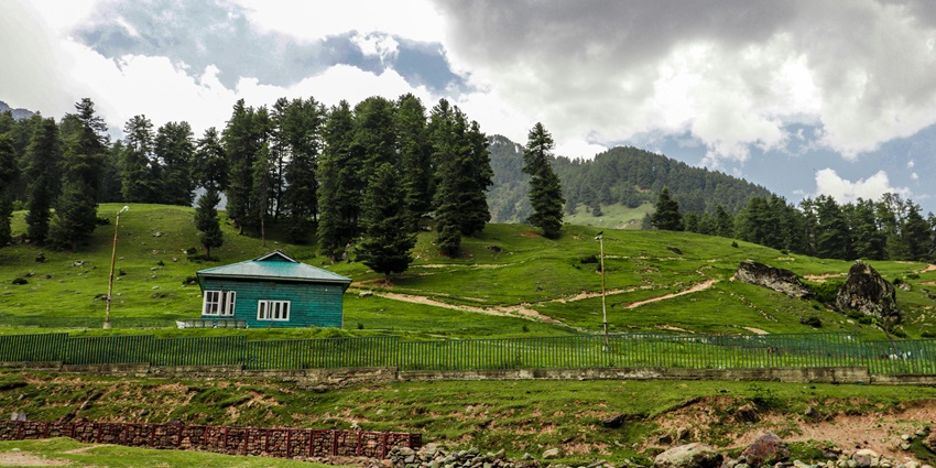 Pahalgam is one of the best places to visit around Betaab Valley in March for travellers.