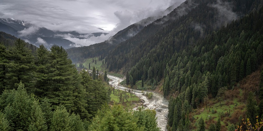 Pahalgam, a hill station, is one of the best places to visit near Betaab Valley in April.