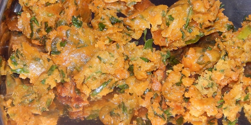 Pakoras are a street food in Shimla that is preferred during the rainy and winter seasons.