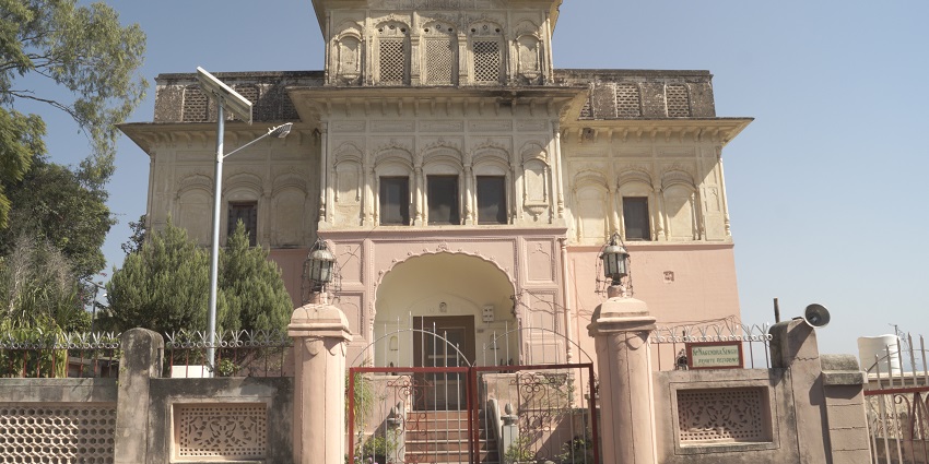 There is the palace of Arki princely state near Arki Fort which is a major tourist attraction here.