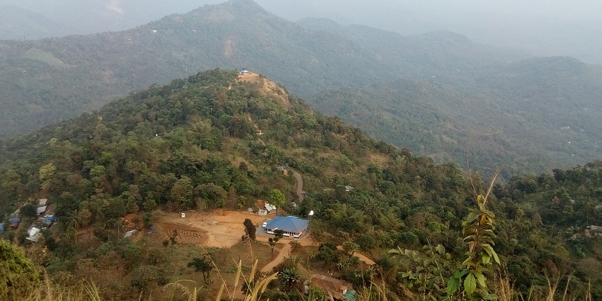 The Palakkayam Thattu Hill Station is the best place to enjoy trekking in Kannur district.