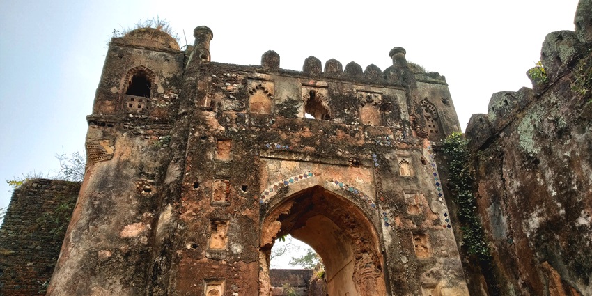 An view of the ancient Palamu Fort which offers aesthetic backdrop for photography.