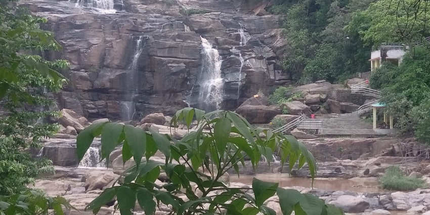 Panchghagh Falls is one of the best waterfalls in Jharkhand for picnics and nature walks.