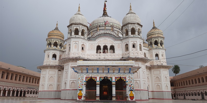 This temple reflects the significance of Sikhism as it holds a prominent historical value