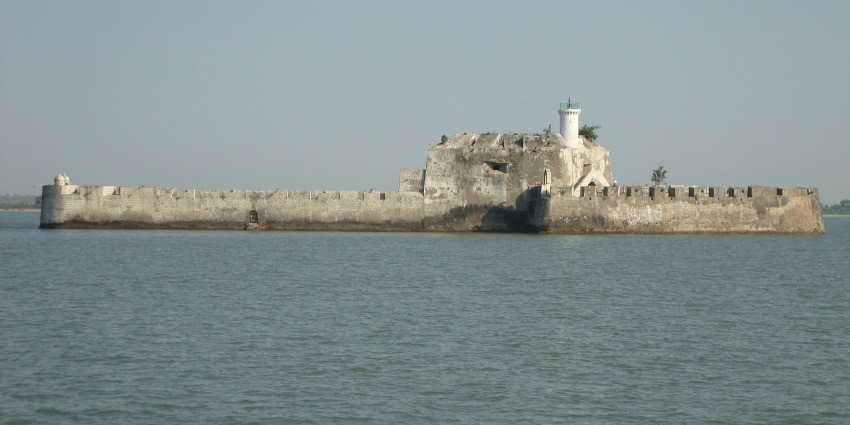 Pani Kotha, also known as Fortim do Mar, is at a unique location and can be reached by boat.