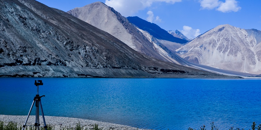 The crystal water surrounded by high hills, this lake offers many enchanting views to tourists