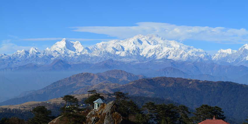 Among all Gangtok treks, Singalila ridge trek is one that offers the most picturesque sights of the meadows
