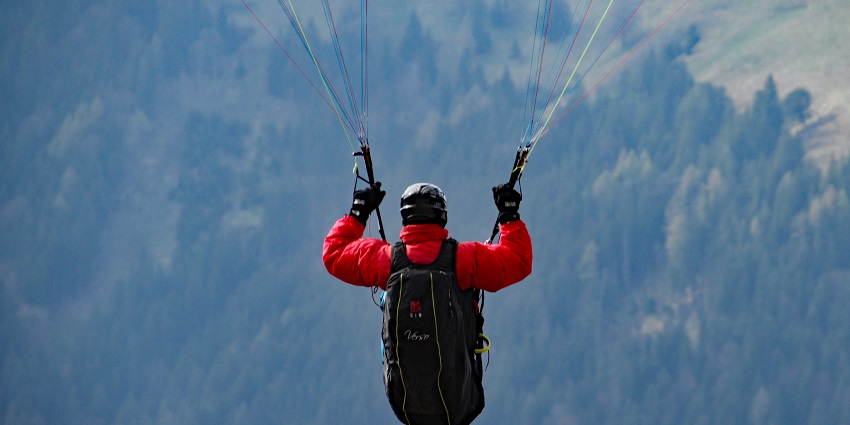 Paragliding is one of the best adventure sports in Manali wherein you can enjoy vistas of the green valleys