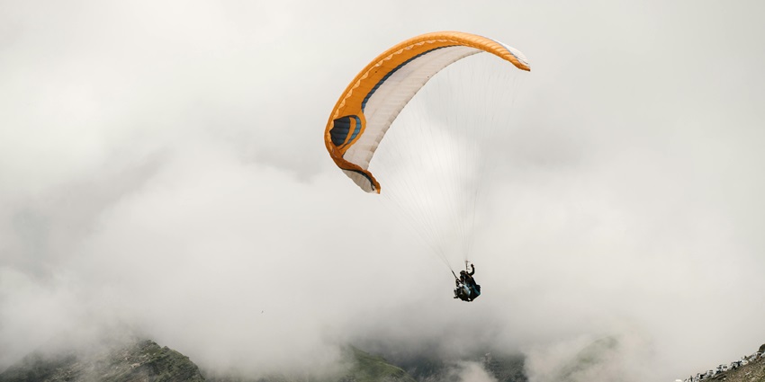 Paragliding is one of the most thrilling adventure sports in Kashmir for everyone to try.
