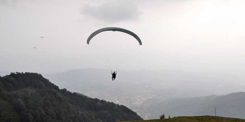 Enjoy paragliding at Bir Billing, one of the places to visit in Himachal Pradesh in August