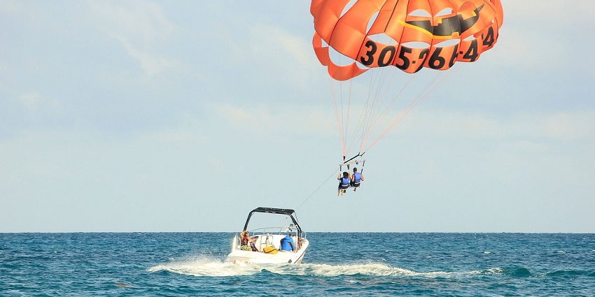 Dive into parasailing, one of the best water sports in Maldives to experience the clear air.