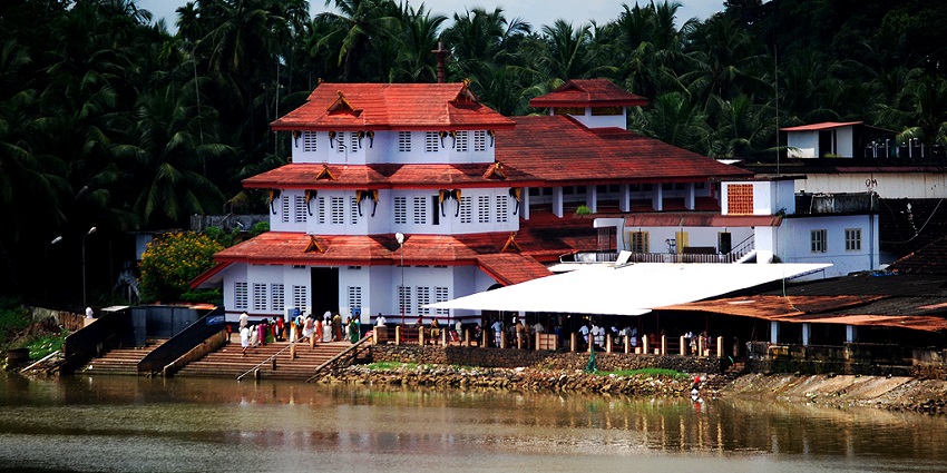 At Parassinikadavu Muthappan Temple, you can enjoy witnessing the Theyyam performance.