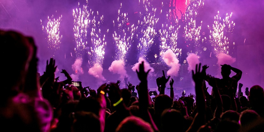 Enjoy with some best music at Party in the park, at the Dubai Media City Amphitheatre.