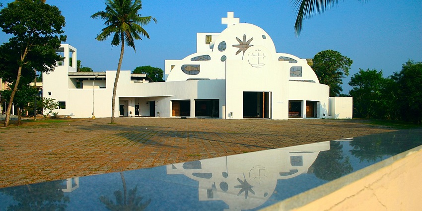 Parumala Church is one of the best attractions to visit around the Aranmula Temple.