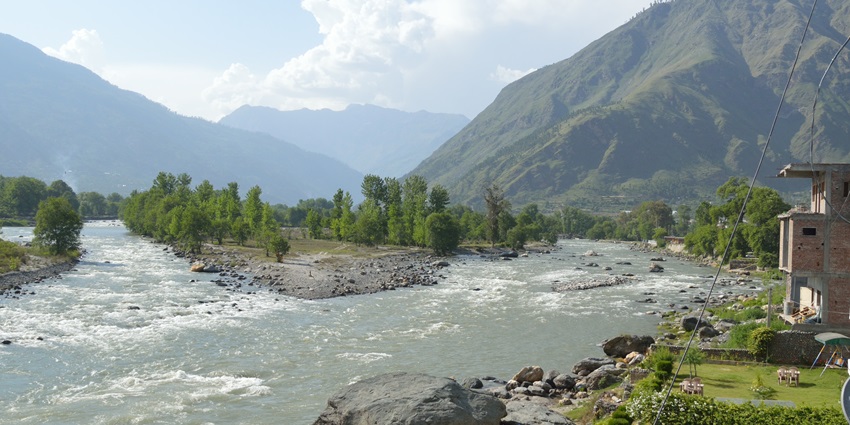 Exploring the adjoining Parvati River is one of the best things to do in Tosh Village.