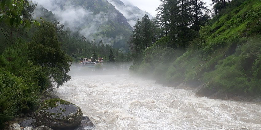 Parvati River is a hot spot for picnics, riverside walking, and photographing nature.