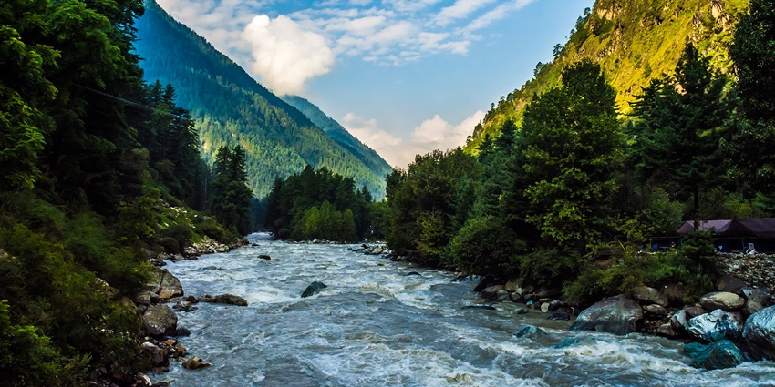 Mesmerising view of the beautiful parvati river following through the parvati valley in kasol
