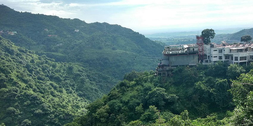 Parwanoo has a variety of flowers, fruits and charming hills along the slopes