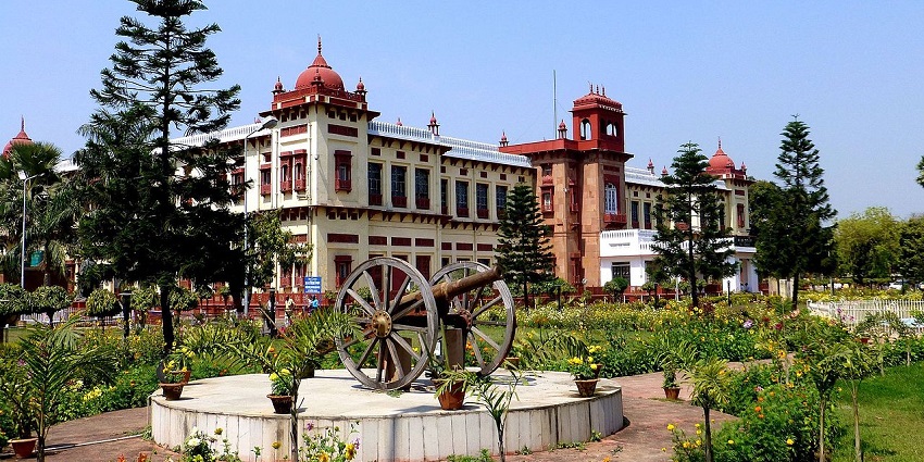 After enjoying paragliding in Patna, history buffs can take a tour of the Patna Museum.