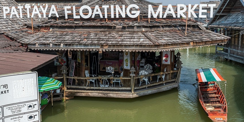 Pattaya Floating Market is one of the best places to visit near Ramayana Water Park.