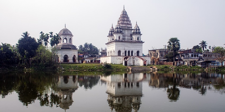 Jatoli Shiv Mandir with towering shikhara and intricate carvings nestled in Solan’s hillside.