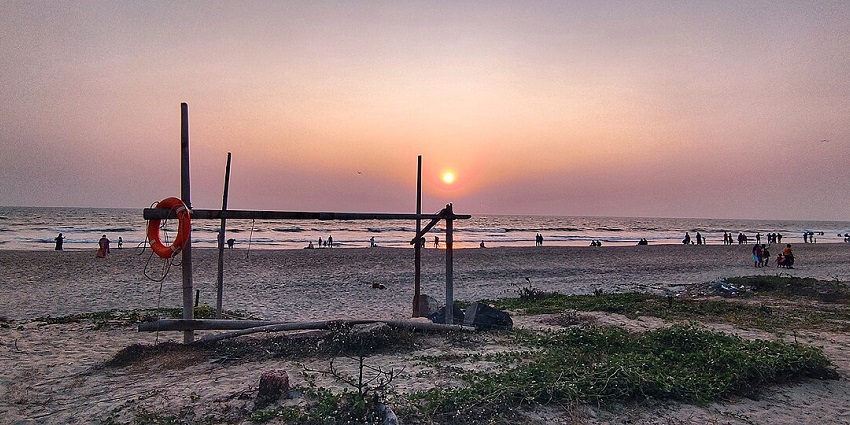 Payyambalam Beach, a popular spot at Rajarajeshwara Temple, is known for its beauty.