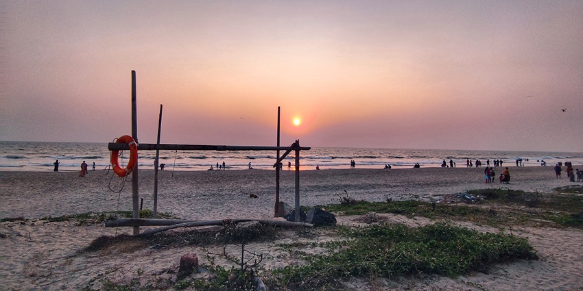 This beach, with surreal sculptures and memorials, is one among the serene beaches near Wayanad.