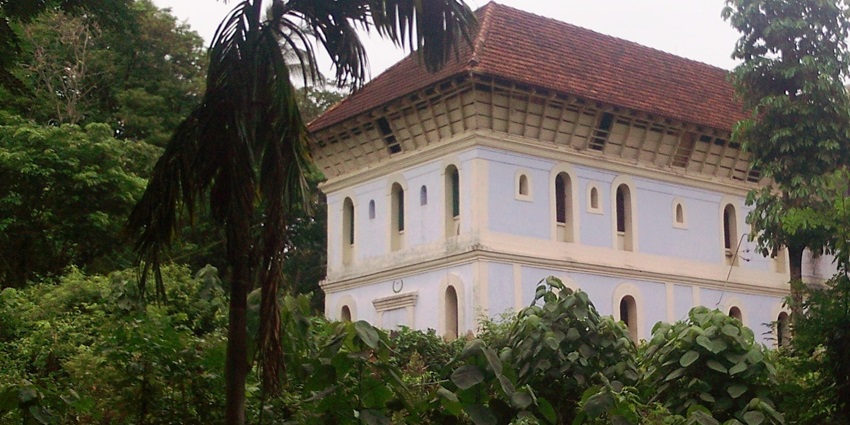 Pazhayangadi is an eighteenth century mosque in Kerala with a large worship hall