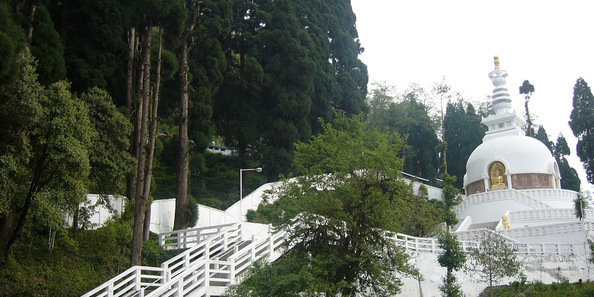 This temple on darjeeling offers tourist to experience buddhisht culture and heritage
