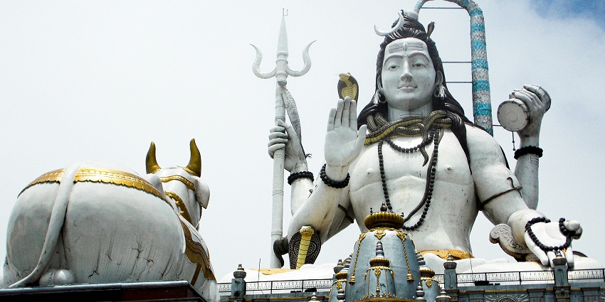 A view of the iconic Pedakakani Shiva Temple, one of the best temples in Guntur.