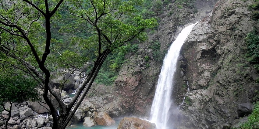 Watch out for the beautiful views at one of the fascinating waterfalls in Meghalaya.
