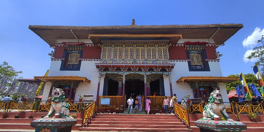 Pelling is a mesmerising town with natural landscape and serenity, housing the known Pemayangtse monastery.