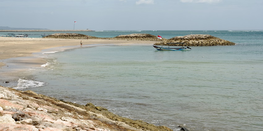 Beautiful image of Jerman Beach in Kuta which is a perfect place for Paragliding in Bali Tour