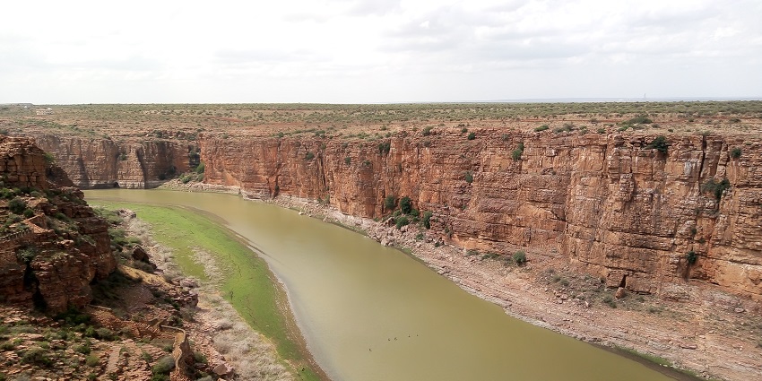 Gandikota showcasing the majestic fort and river landscape under a clear sky.